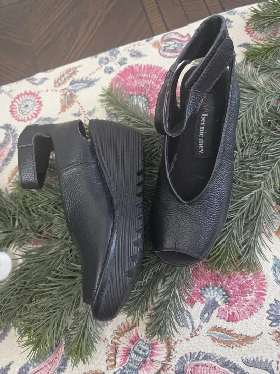 bernie mev. Women's Mely Slingback Wedges in Black Grain - Picture 3 of 5